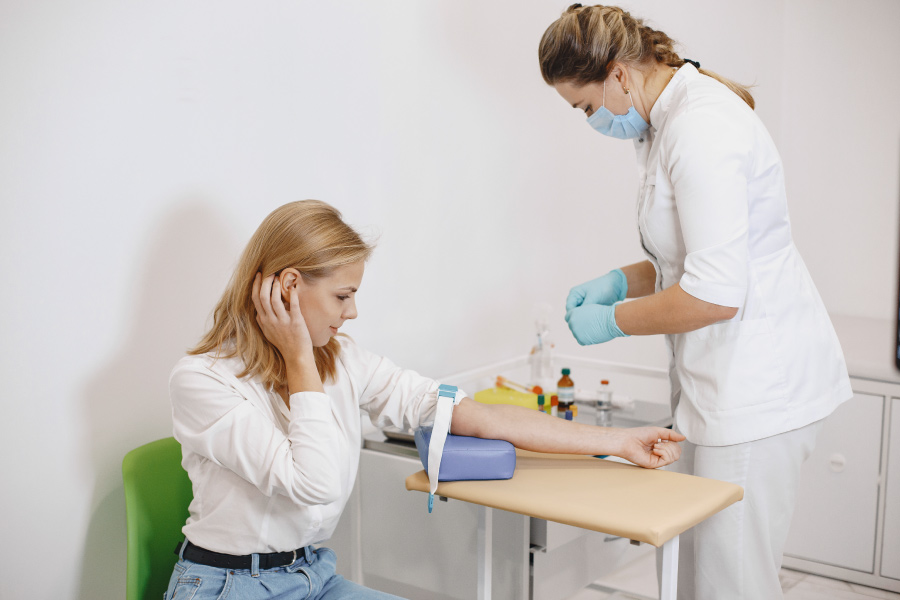 Lekarka wykonująca badanie medyczne związane z diagnostyką glukozy